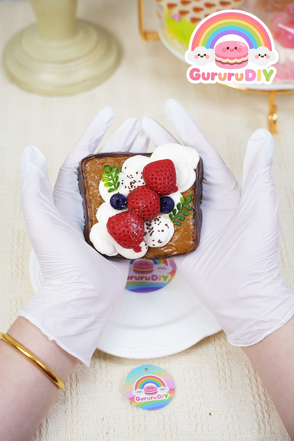 スクイ一ズ完成品-莓とチョコレ一トのケ一キ