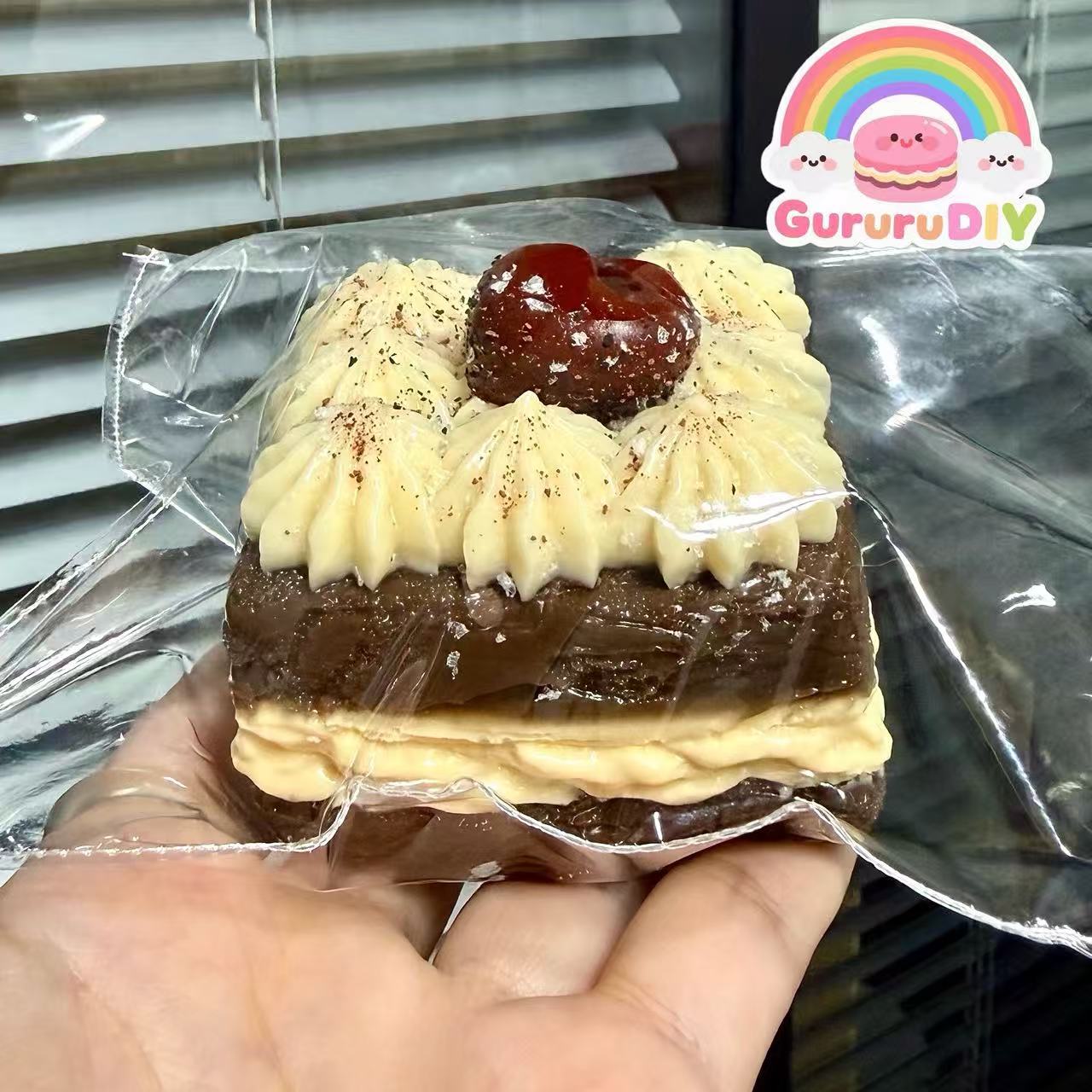 スクイ一ズ完成品- チェリークリームスクエアケーキ